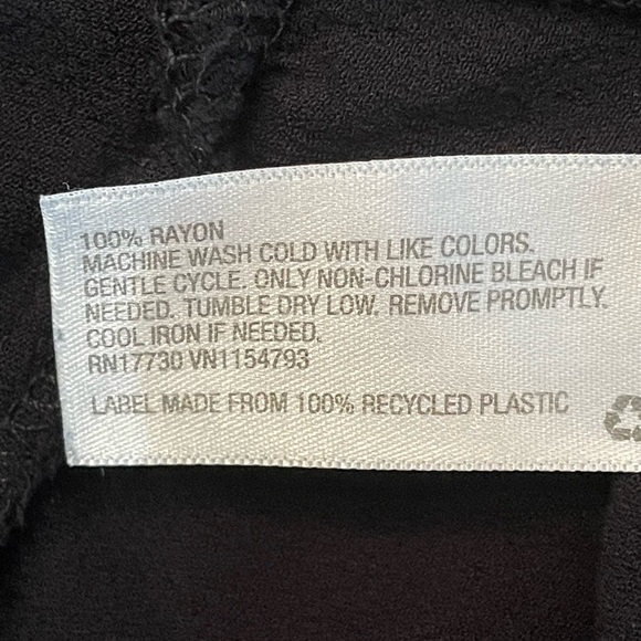 Mossimo woman’s Long Sleeve black top with ruffled high/low hem, size large - Picture 9 of 9